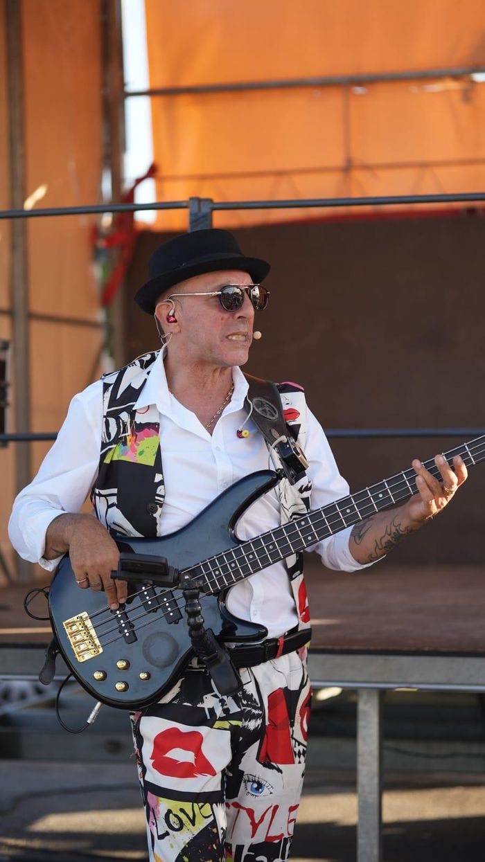 Joe à la basse et au chant sur scène